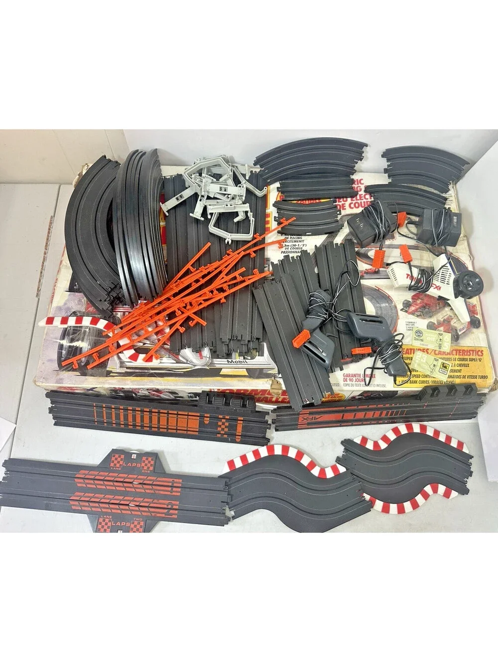 Vintage Tomy AFX Formula 1 Team Challenge Slot Car Track Set Controllers Power
